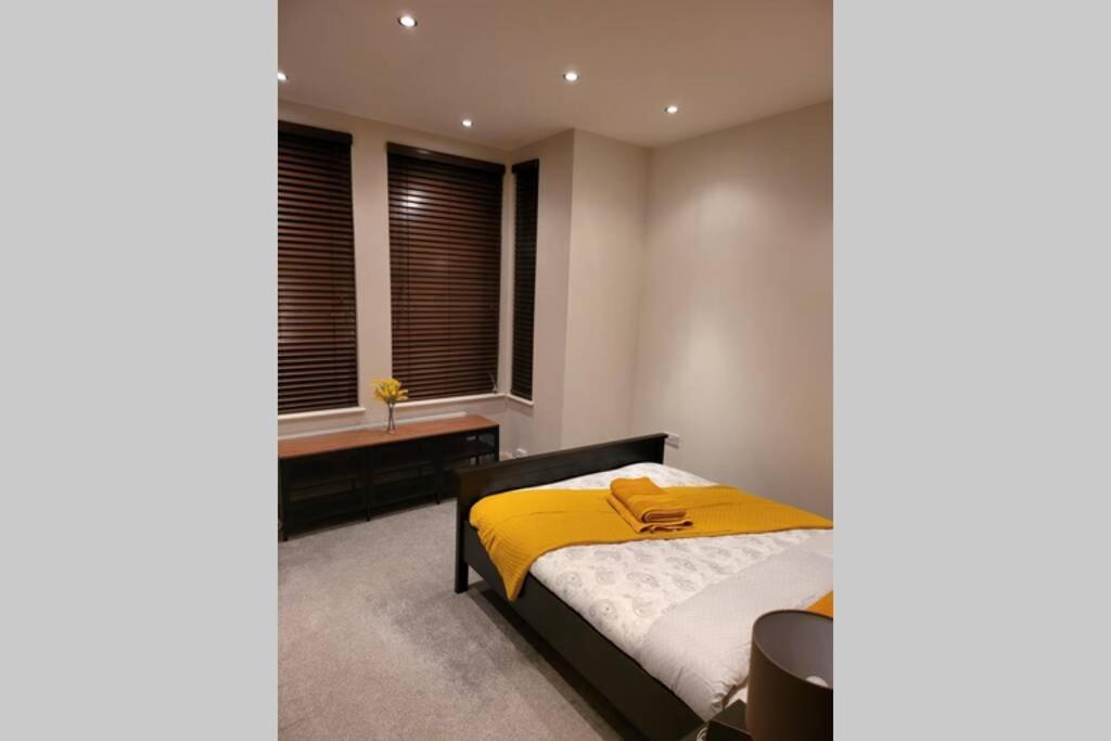 Contemporary 3 Bed Apartment In Hendon Central. エクステリア 写真